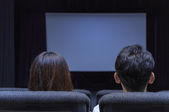 長時間の映画鑑賞で腰痛が悪化?整形外科医が教える予防と対策