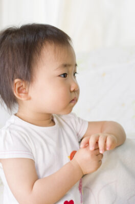 子どもが急に肘を痛がって動かさない…それ、肘内障かもしれません【整形外科医が解説】