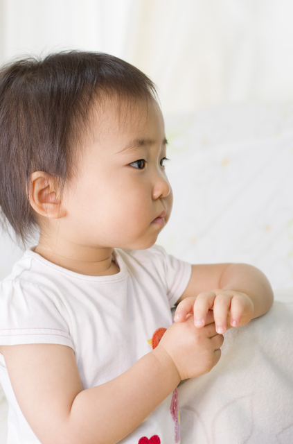 子どもが急に肘を痛がって動かさない…それ、肘内障かもしれません【整形外科医が解説】